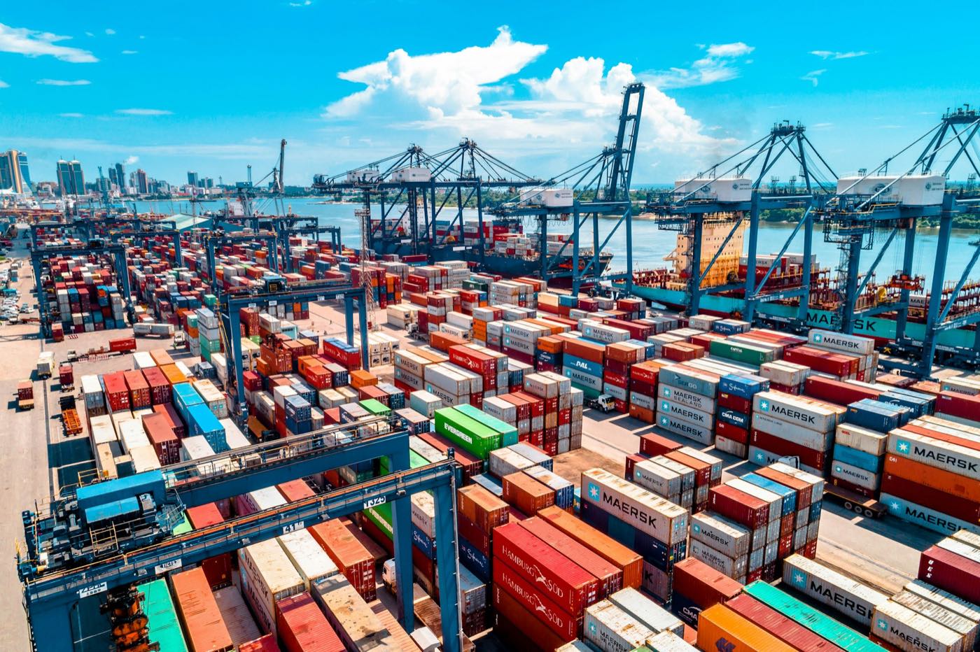 Bãi container nhìn từ trên cao
