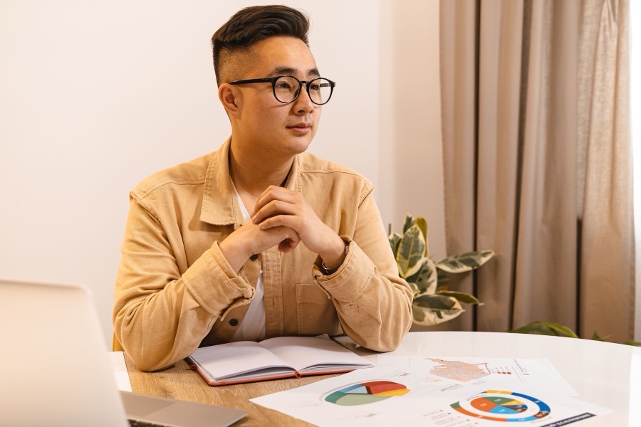 Chủ công ty forwarder xem báo cáo kinh doanh
