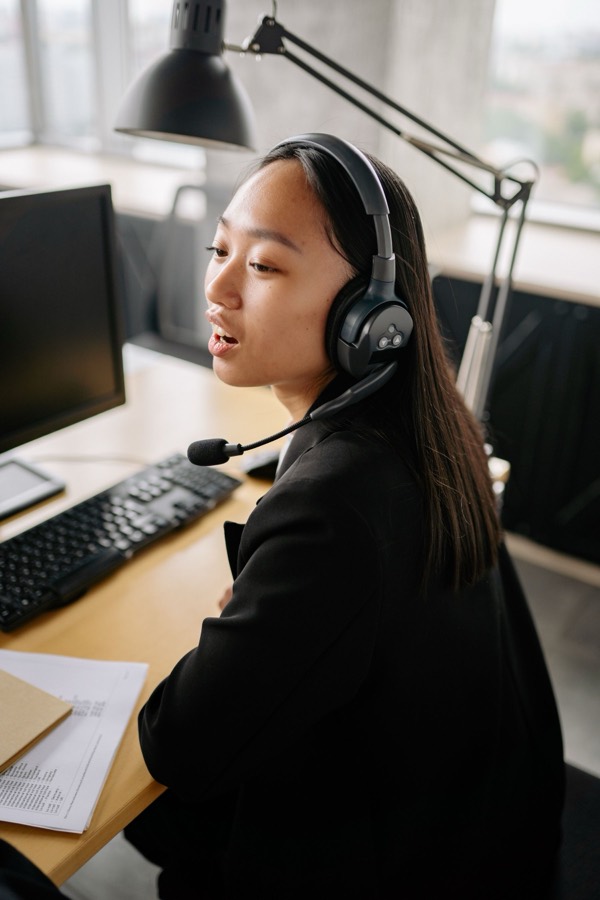 Nhân viên sales đeo tai nghe đang tư vấn khách